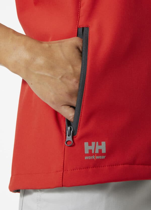 Softshell sans manche W Manchester 2.0 Helly Hansen vue zoomée sur poche rouge
