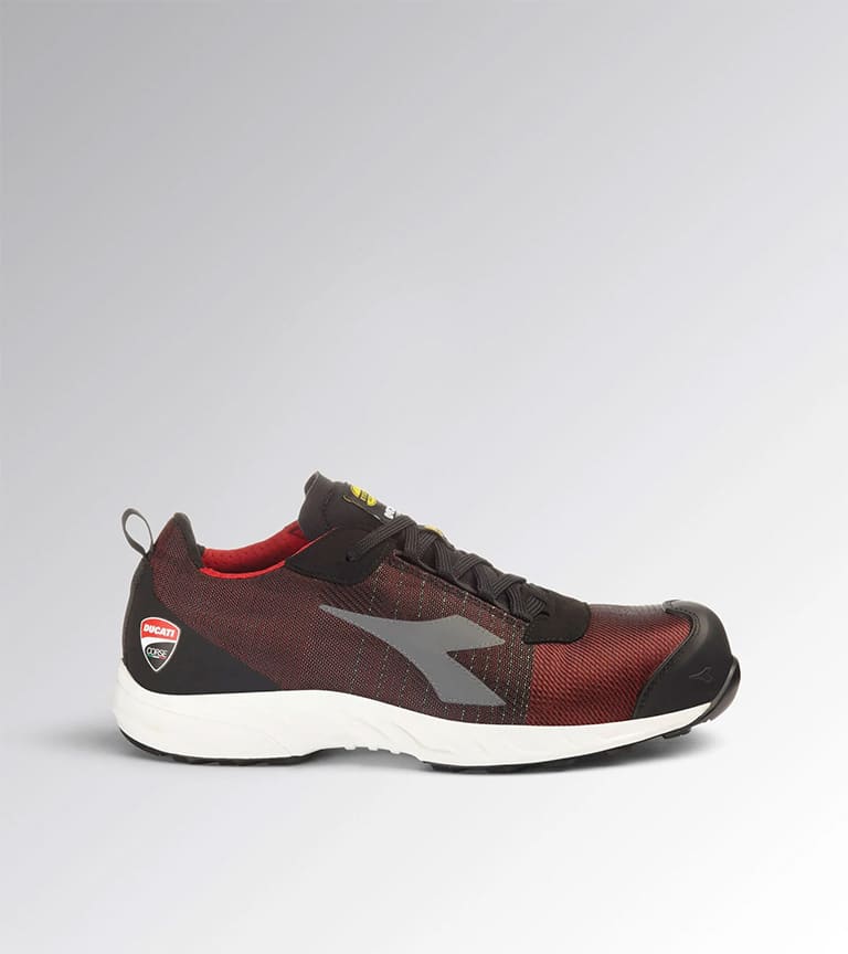 Chaussures de sécurité basses FLY MOTOR MATRYX LOW S1PL Diadora Utility x Ducati Corse vue du cote droit