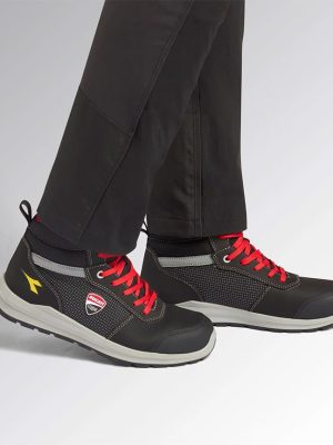 Chaussures de sécurité montantes SPEEDY RACE S3S Diadora x Ducati Corse vue du cote droit vue portee