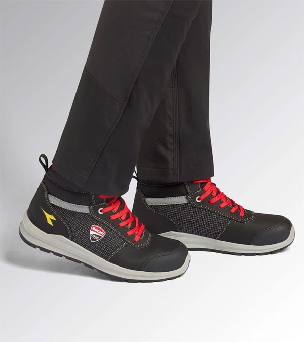 Chaussures de sécurité montantes SPEEDY RACE S3S Diadora x Ducati Corse vue du cote droit vue portee